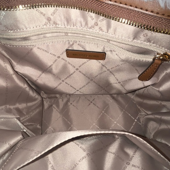 Michael Kors NWOT shoulder bag crossbody Satchal perfect for the winter - Picture 11 of 17